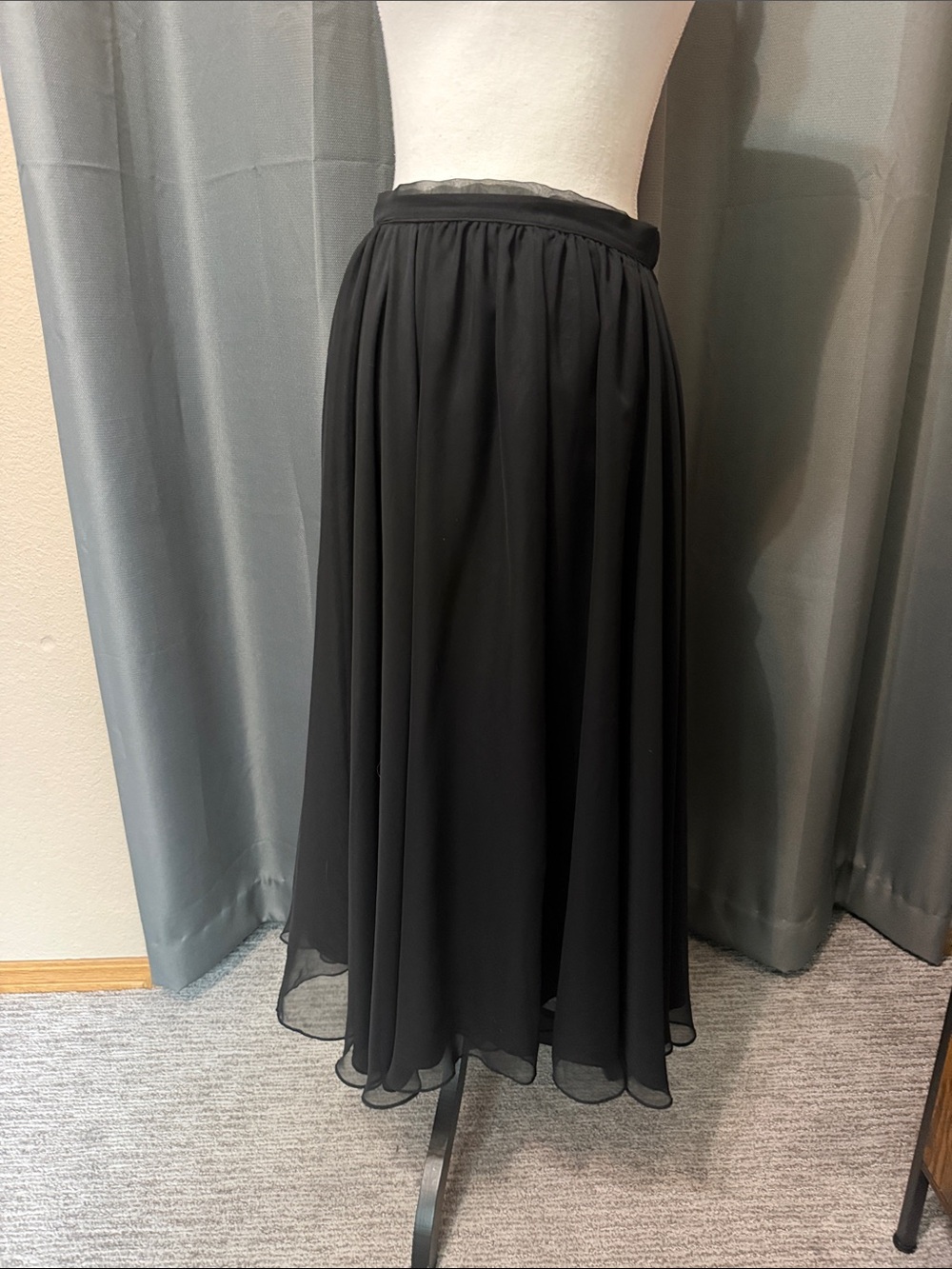 Vintage Black Midi Skirt with Gathered Waist 9/10